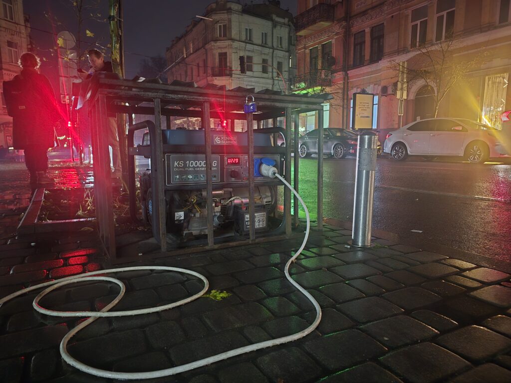 Elverk på gata i nattens Kyiv